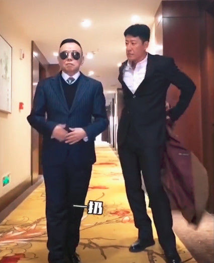 原创潘长江和于震跳"脱衣舞"套路深,自称不认识肖战李现语气卑微