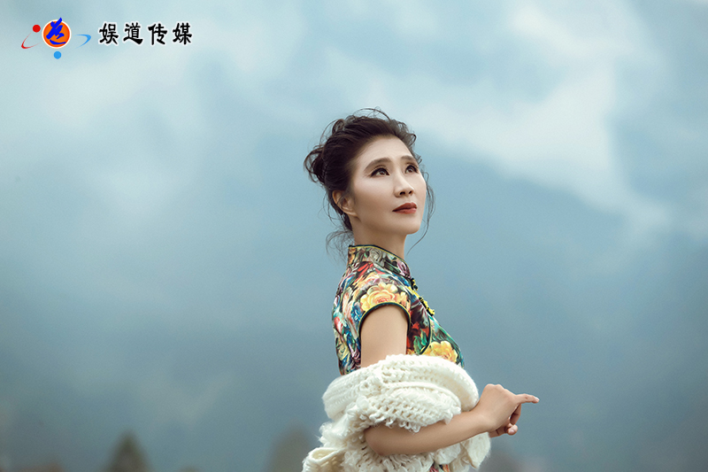 德艺双馨艺术家夏冰歌舞音诗画山水船亮相利川