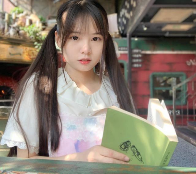 火线妹萌翻直播界日活粉丝量超过小团团独特直播让人非常喜欢