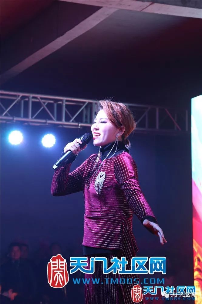 表演队 演唱者:张非 表演者:郭琮,胡冰,颜颖,孙艺伦 演唱者:叶思言