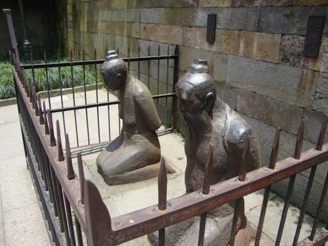 原创杭州岳飞墓前5个跪像,有一个被永久拆除,百姓表示:他不够资格