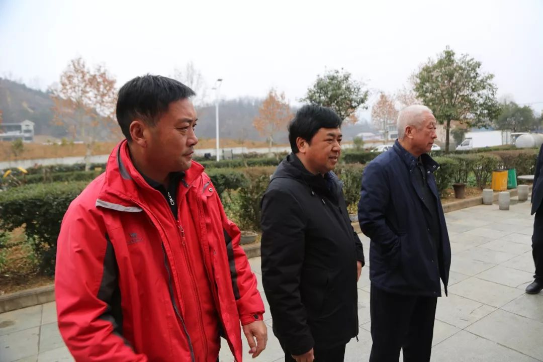 老君山党支部书记杨植森同志带领党员代表为五十余名孤寡老人们送去了