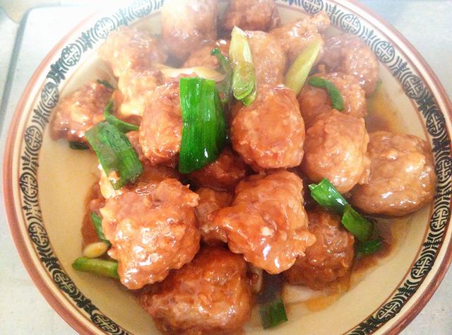 再说火烧馍,上面的蘸酱是果园大厨由多年经验,精心研制而成,独一无二