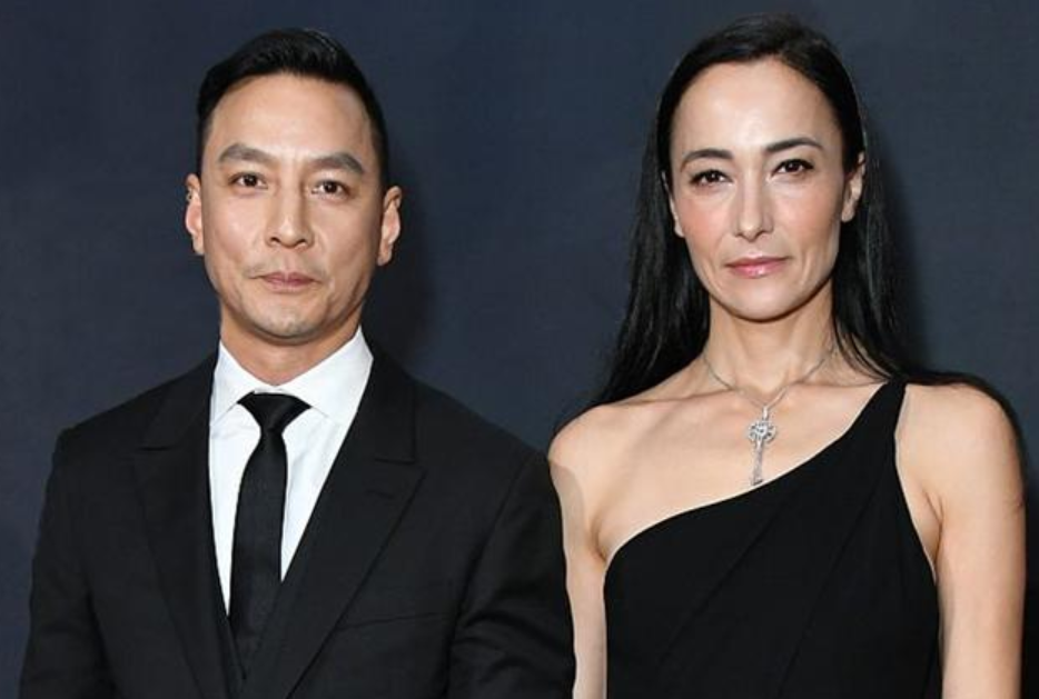 少女心中的完美男神吴彦祖携41岁外国妻子罕见亮相,男神也会老