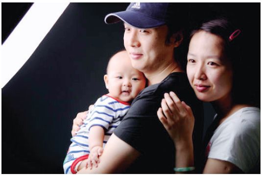 图为韩涛(钱儿爸),白雁飞(钱儿妈)和michael(钱儿)一家三口