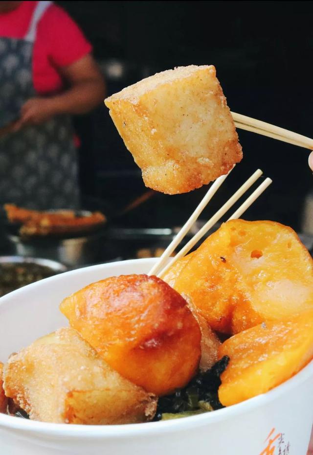 炸菜粿是招牌中的招牌,高峰期光一天就可以卖出三四百斤.