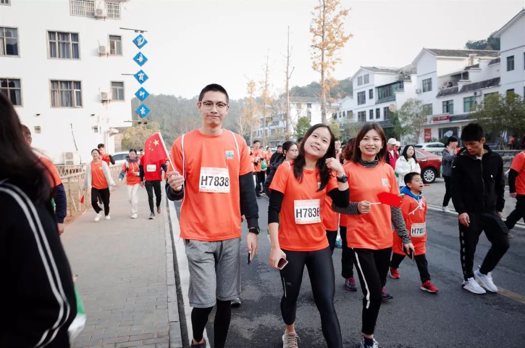 马拉松欢乐跑:3000人欢跑丹霞山