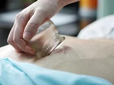 针刺破放水,擦涂甲紫药水防止感染;若针罐法,刺络拔罐法的针孔出血