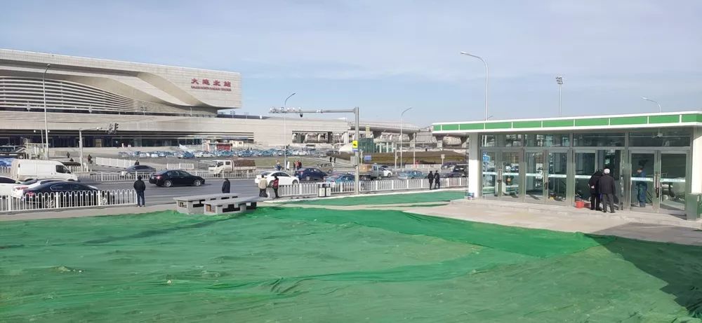 大连北站作为客运综合交通枢纽,其站南广场处的华北路,为双向11车道