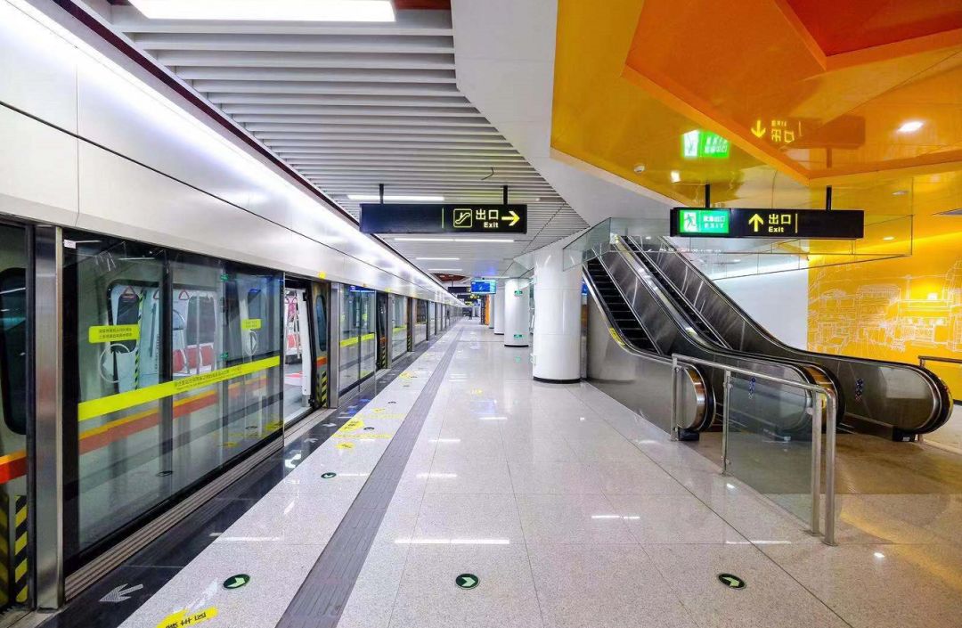 今天,青岛地铁2号线西段通车!暖黄色的台东站,搭配满墙手绘…完美!