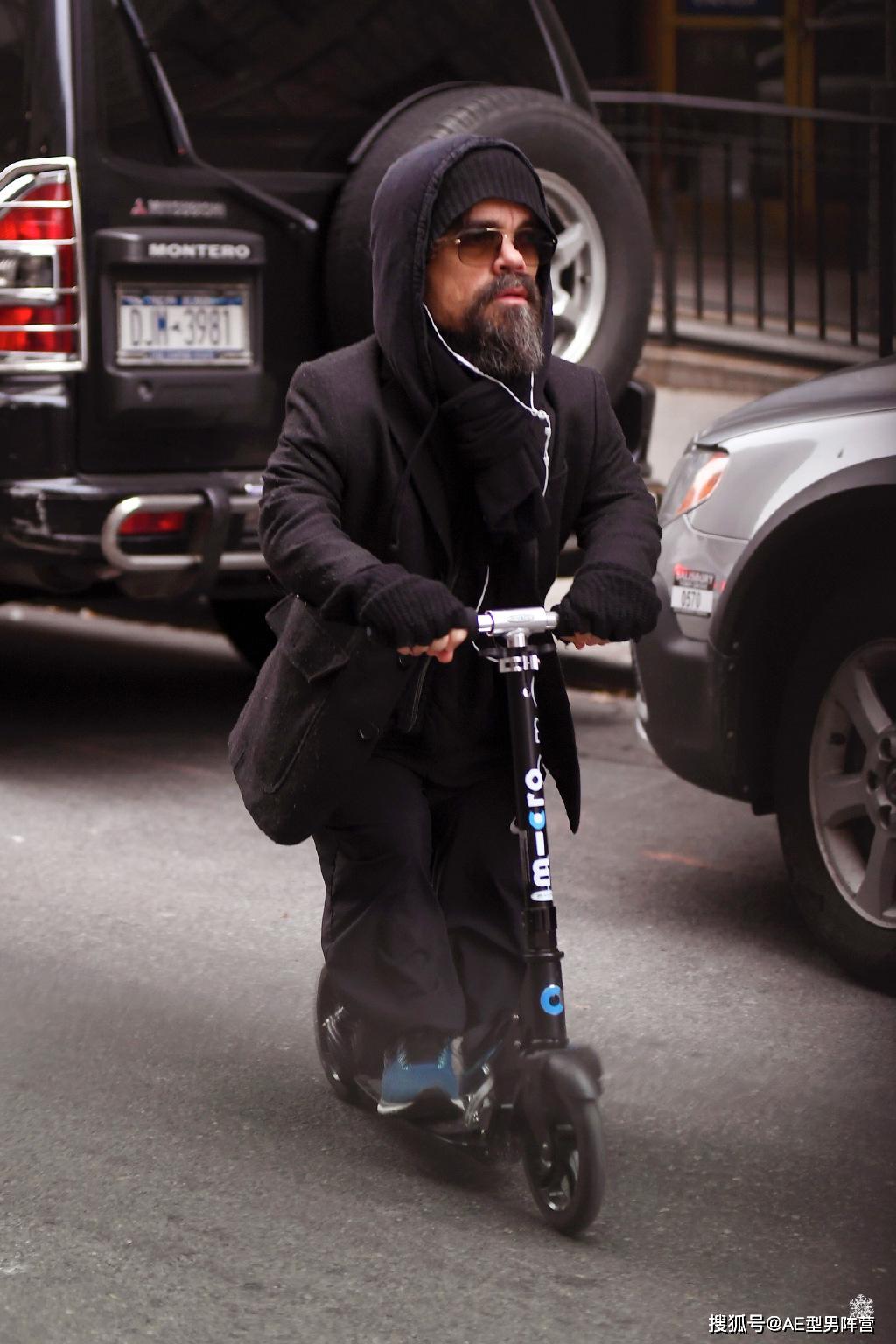 50岁"小恶魔"彼得·丁拉基现身街头!8岁女儿已经和老爸一样高啦