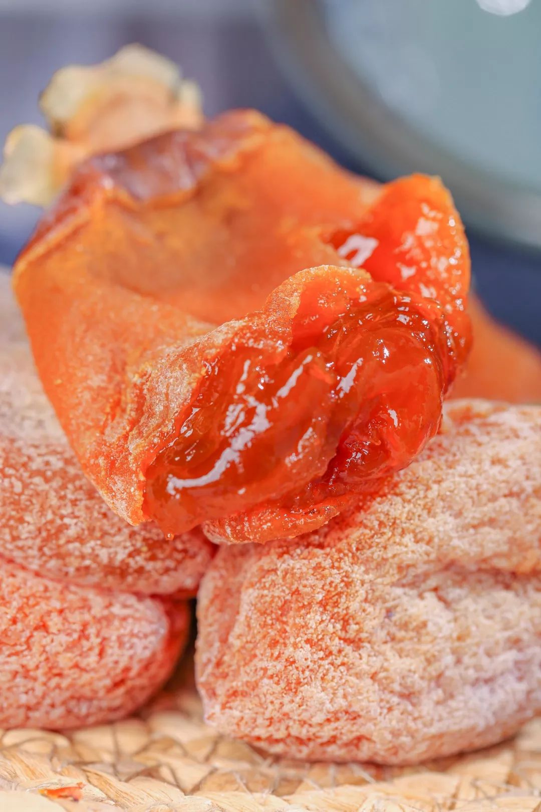 自然形成的糖霜,遇热则化,浓浓的柿香,细腻,一口咬下尽是果糖的甜蜜!