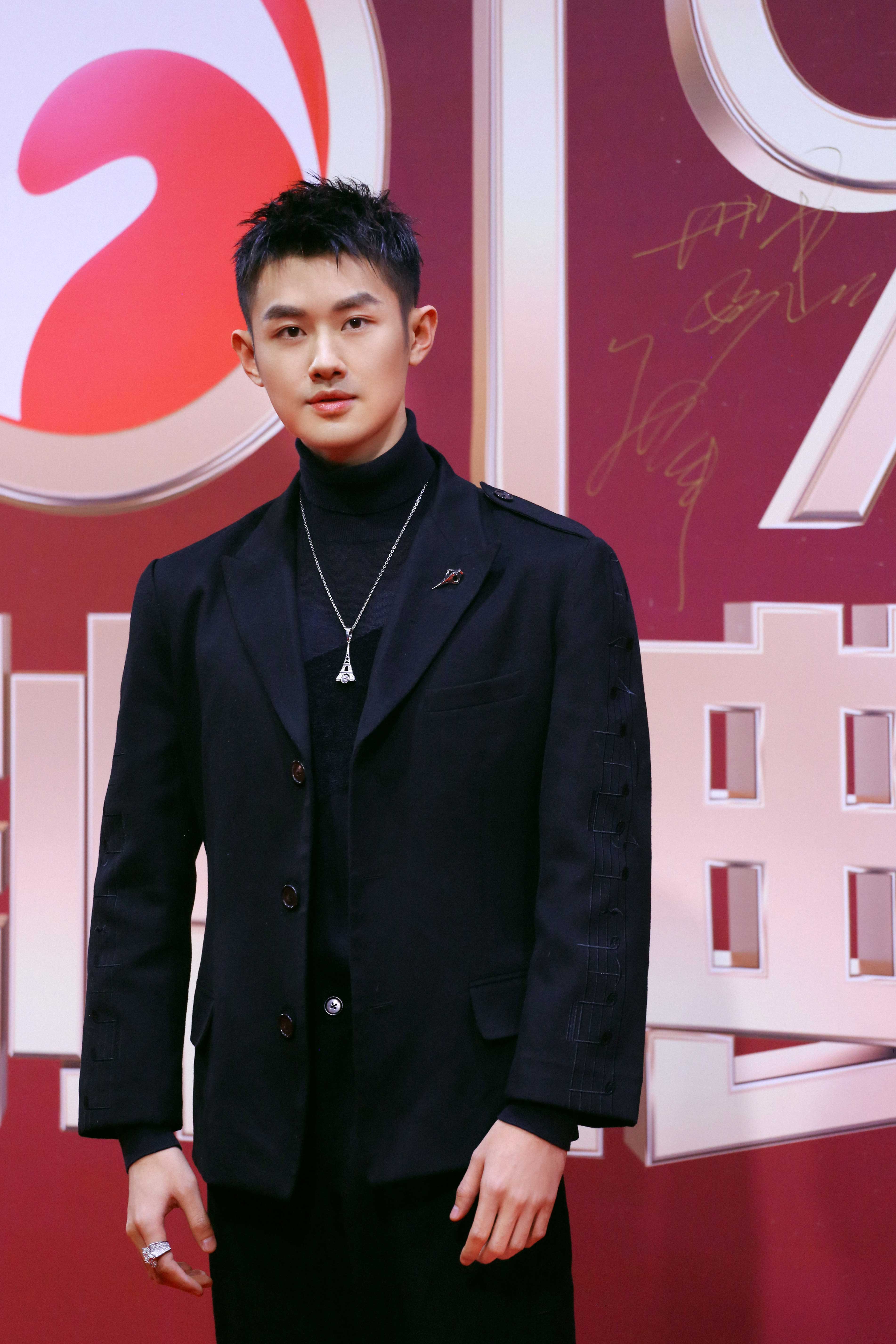 陆宇鹏亮相国剧盛典录制 全黑西装随性帅气