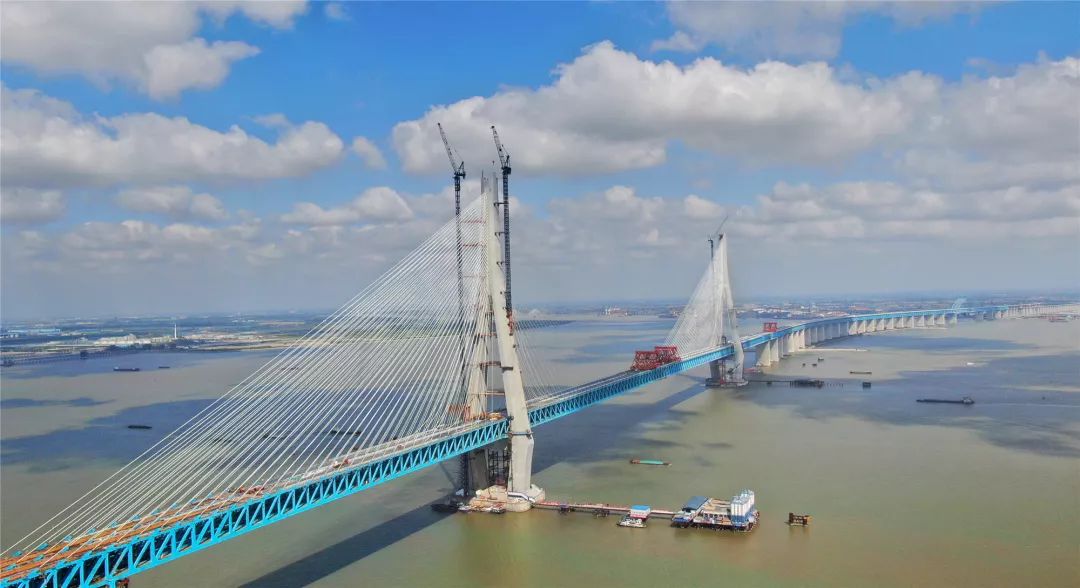 全长11072米,南起张家港,北接南通的长江大桥大桥主航道桥正式进入