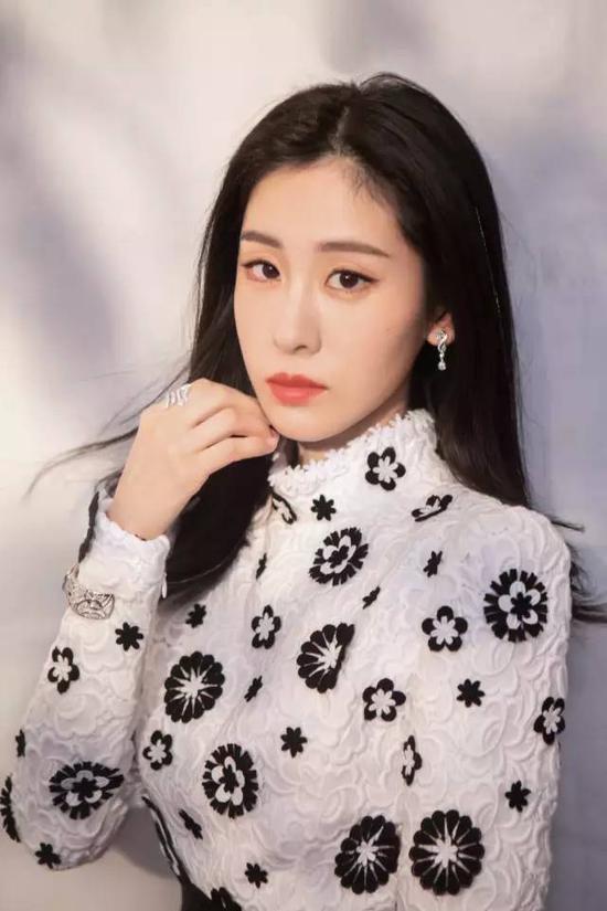 汤唯的六角脸也可以柔媚动人淡颜系女孩如何美到标准线之上