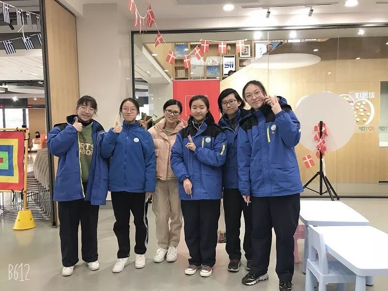 协同育人丨在家门口感受进博会的精彩——桃浦中学组织学生参观家门口