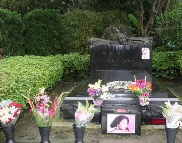 高以翔追悼会内景曝光,遗照被花海篮球围绕,生前影片惹全场泪崩