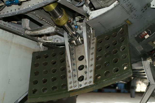 它的前面是打开的减速板萨博-35机身下方的冲压涡轮(rat),可以为飞机