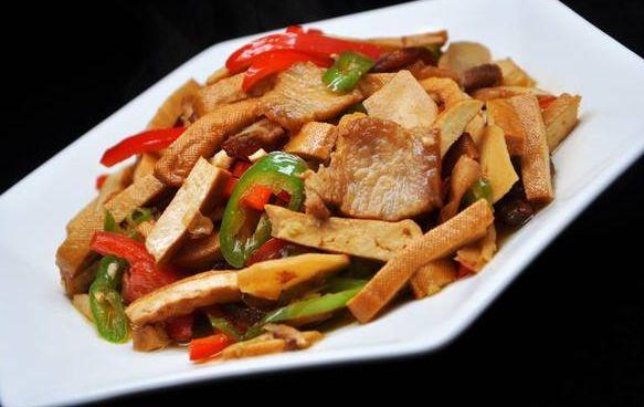 这样美味营养的香干炒肉就做好了,香味浓郁美味,吃着很是营养,肉片