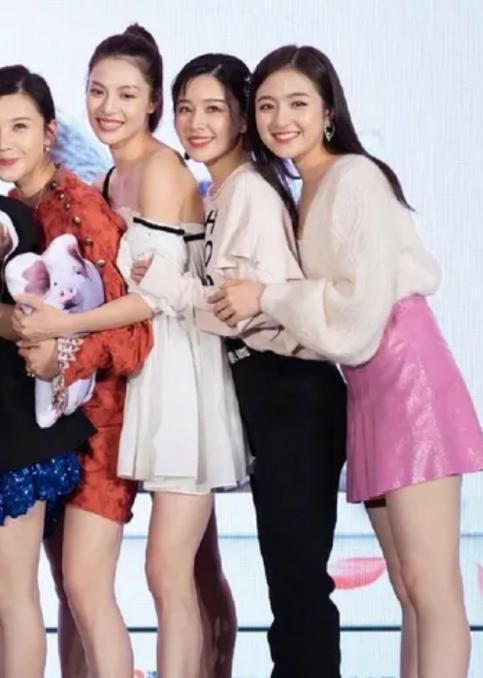 缺点会一览无余, 其实对比一下是最直观的,李兰迪有次和女明星同框被