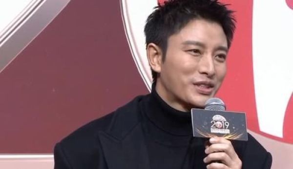 国剧盛典贾乃亮显憔悴,王鸥妆容老气,曾黎首次亮相红毯惊艳_刘敏涛