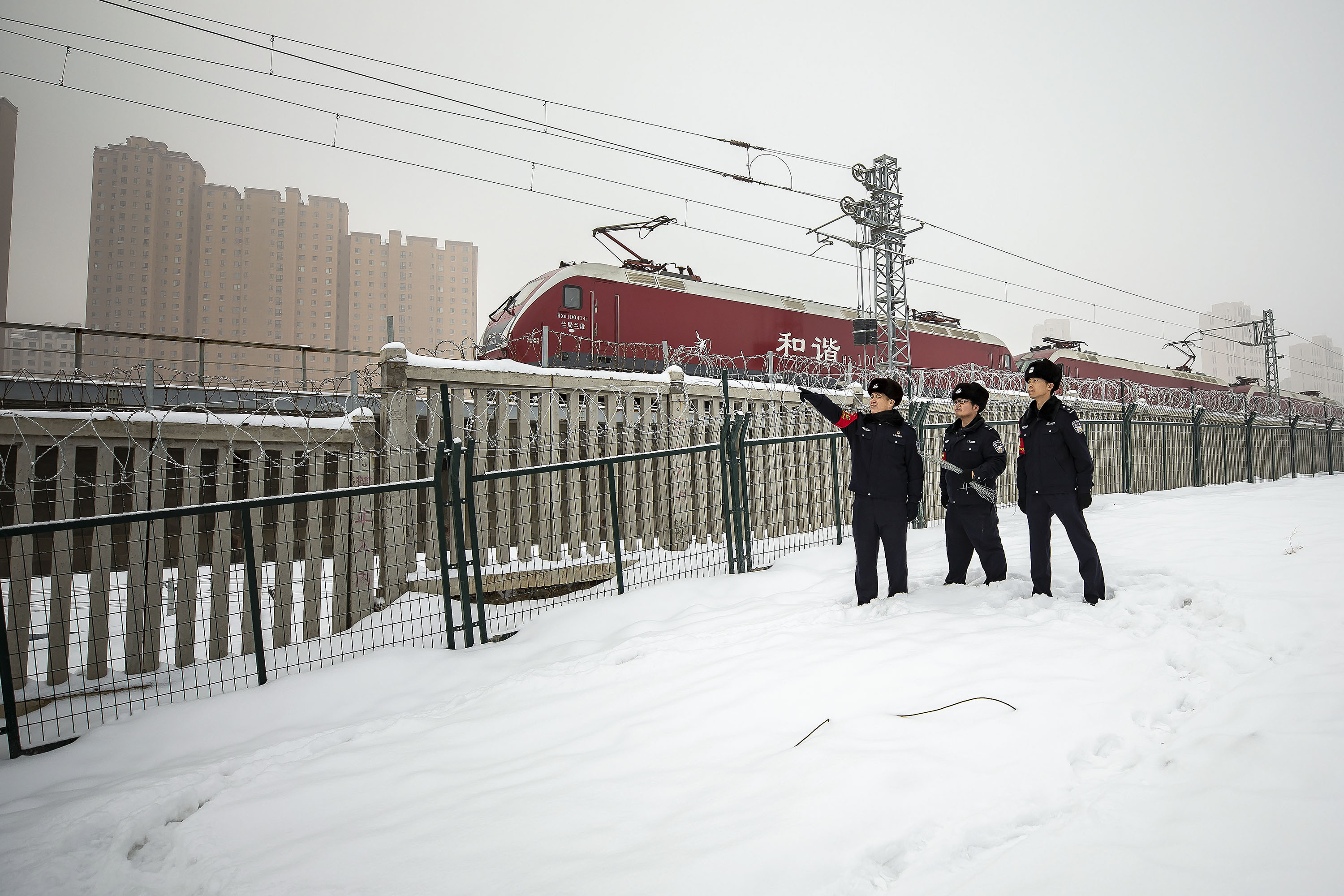 新疆铁警:雪中巡线保安全