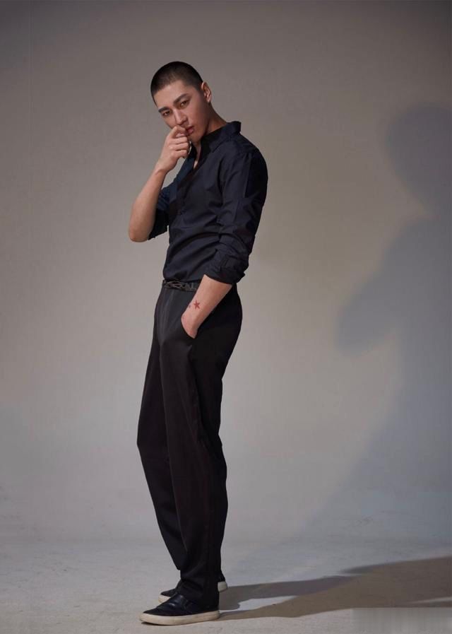 把腿拍成2米这位名媛风寸头无名帅哥还蛮好看的