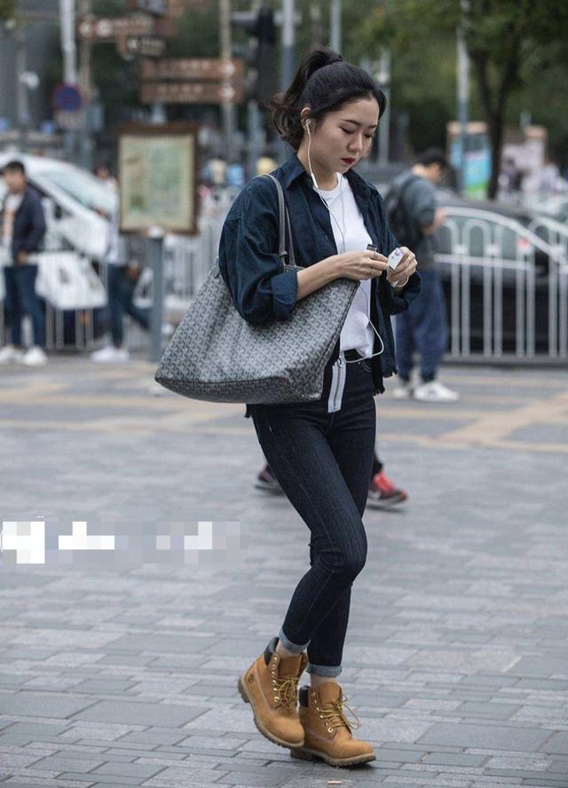 无论是铅笔裤,运动裤还是牛仔裤,都可以和大黄靴进行搭配,而他们最后