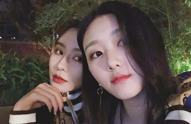 原创杨馥宇与闺蜜同游晒照,"图中女子"颜值眼熟,竟是杨幂旗下艺人