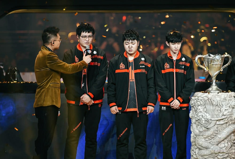 ag夺冠后,决赛合照小小飞缺席,赛后"0祝福",曾硬怼老帅