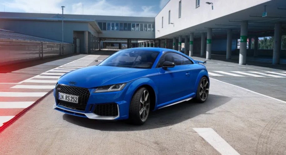 奥迪rs2配有涡轮增压五缸引擎,最大功率235千瓦,奢华内饰同充满活力的