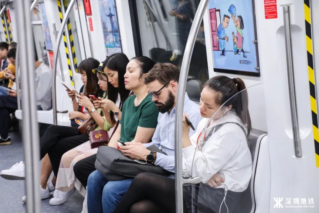 在地铁里待了一天,看到了他们的这一面_手机