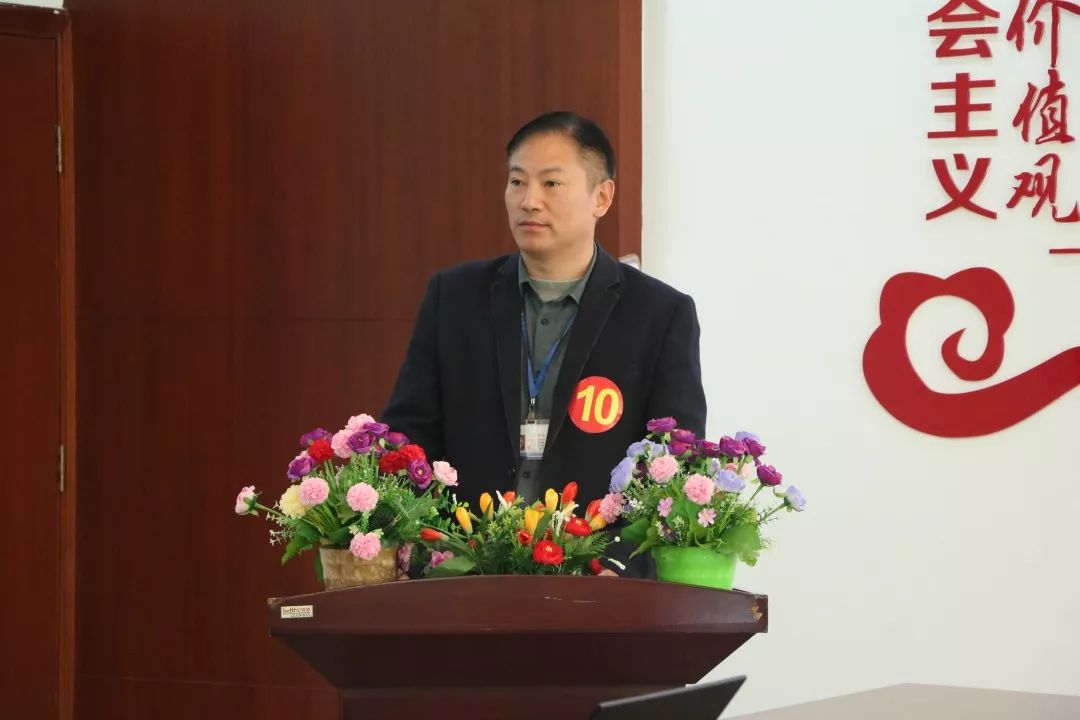 邓功伟副校长作分享《用心与合作》东珠学校李海成主任的发言风趣幽默