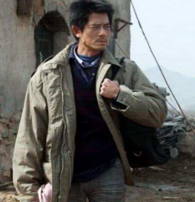 看着这一身打扮的郭富城,有没有感觉这就是大家过年后去工地的感觉,这