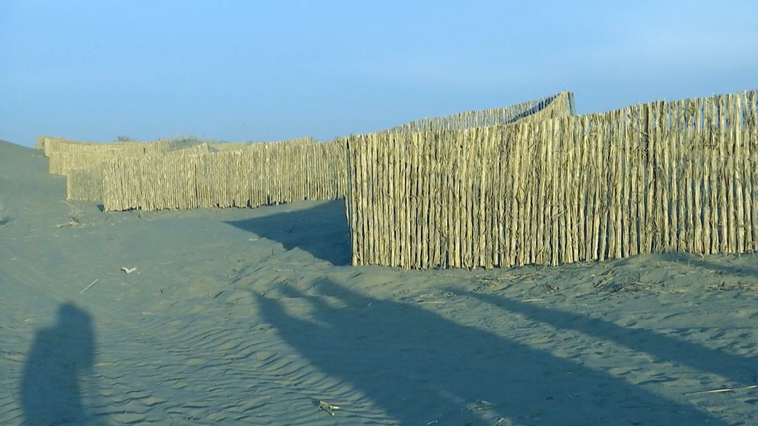 和若铁路s5标段风沙防护工程稳步推进