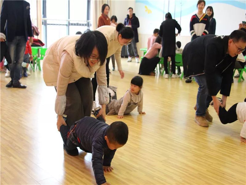 拉近社區與幼兒園的距離,讓寶貝們提前感受幼兒園的生活,體驗親子游戲