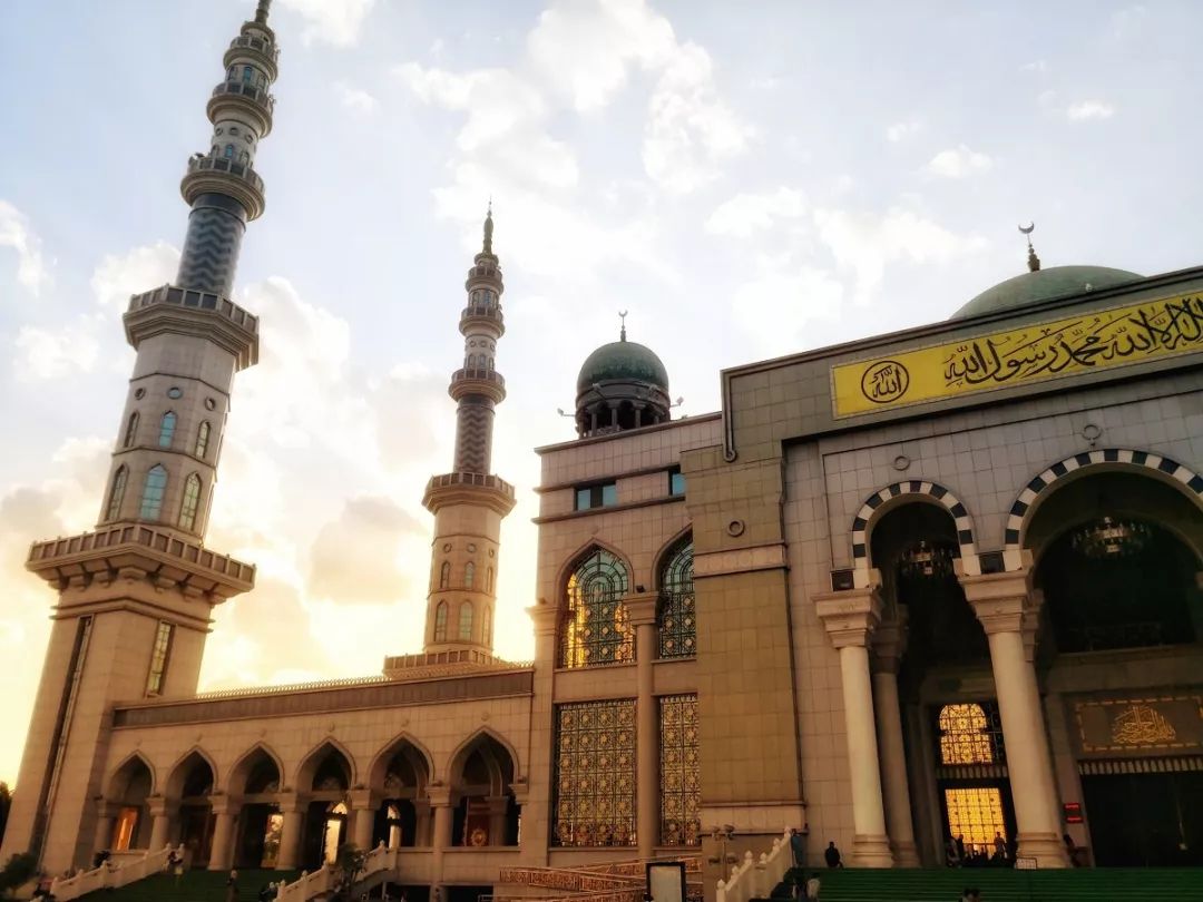 一起感受信仰的力量在沙甸清真寺漫步古城,亲尝汽锅鸡,走进古朴安静的