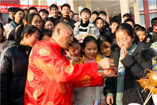 滑县英民中学的师生们跟着“非遗”传人学吹糖人(图5)