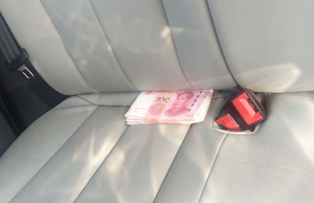 万元现金被遗落在崇明这辆出租车上,急待失主来认领!
