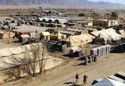 一声巨响过后,美军基地附近大量房屋被摧毁,现场如同发生核爆炸_战争