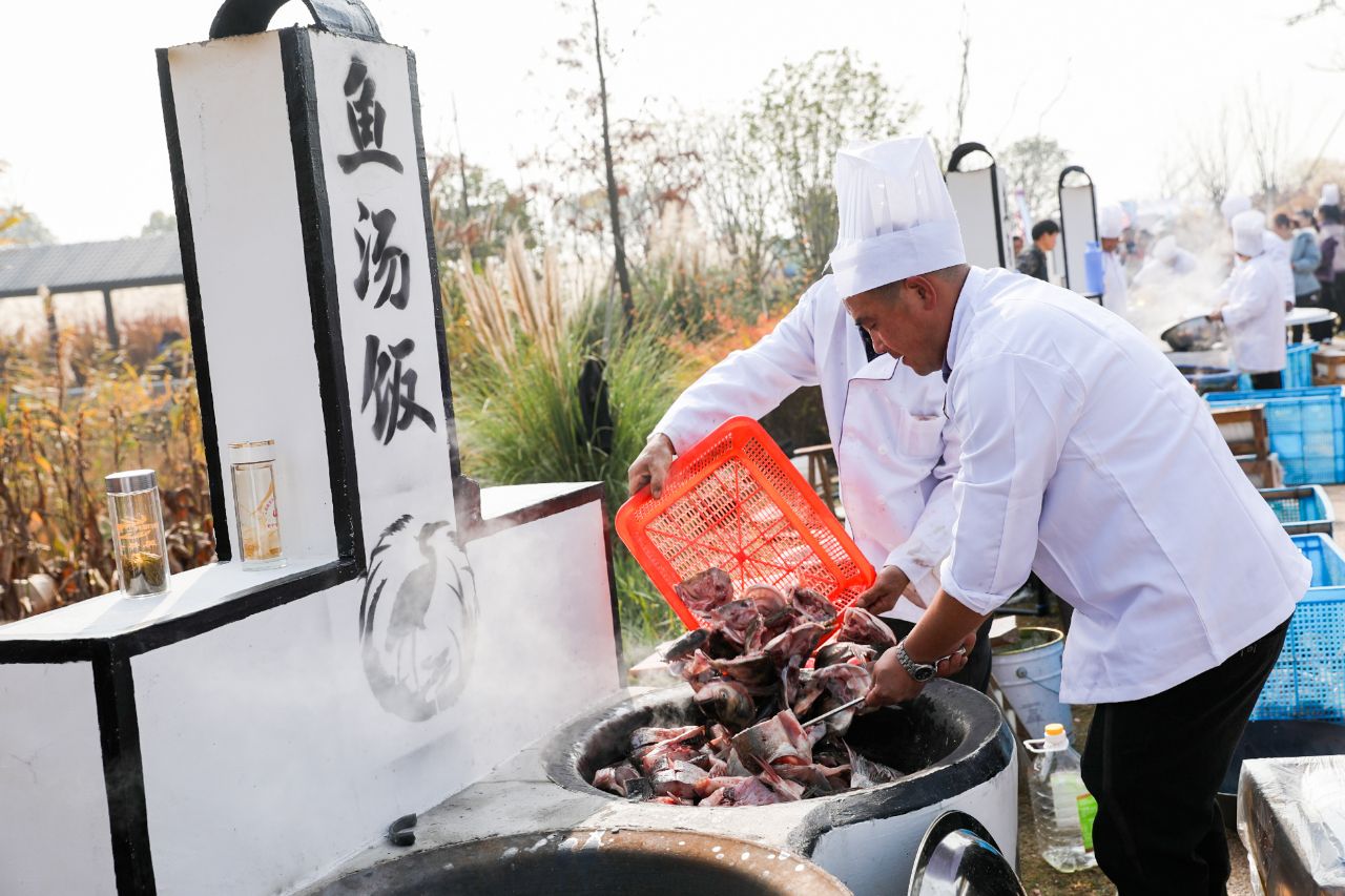 浙江德清下渚湖1700人同吃鱼汤饭