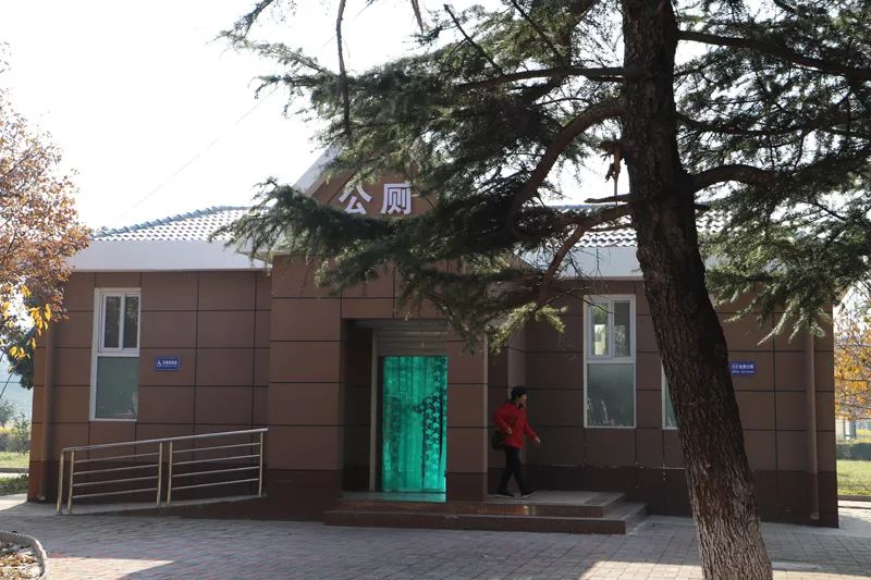 灵宝老旧公厕"换新颜" 让"方便"之处更方便