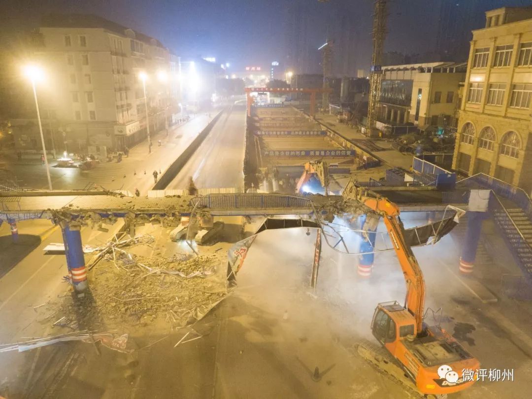 挖掘机在对桥面进行拆除.王以照 摄