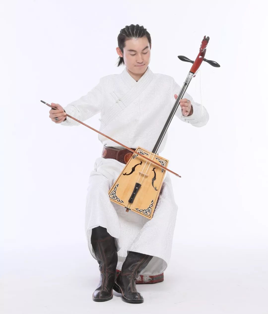 青格乐;蒙古族,毕业于内蒙古艺术学院音乐系,马头琴,长调歌手.