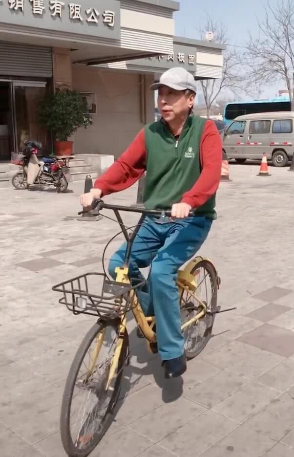 62岁冯巩骑单车穿着朴素接地气，连续32年在春晚过年值得尊敬_小品