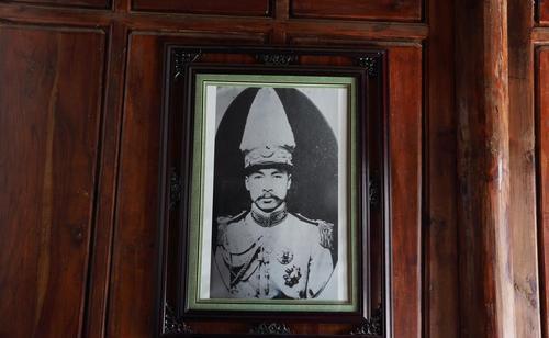 他是近代知名将领,却因妻子美貌被部下暗杀,后代如今成摇滚巨星