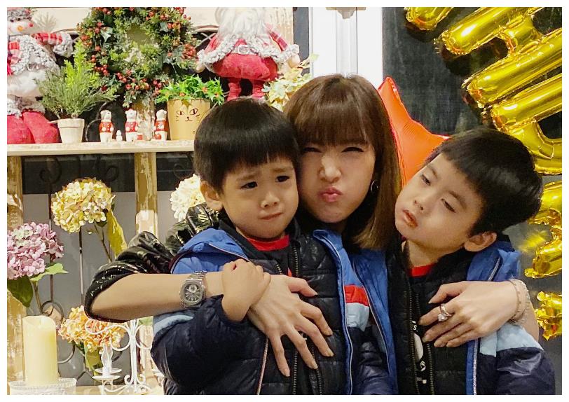陈若仪晒双胞胎儿子照,颜值直追kimi,兄弟俩帅成翻版林志颖