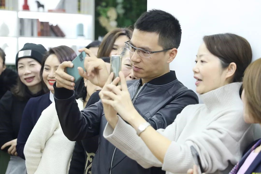 尊尚柏丽时尚产业集团总部举办手机摄影沙龙