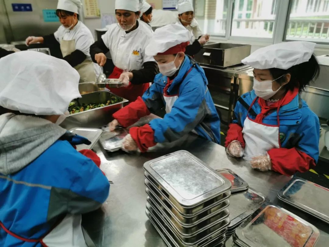阳光新闻西安经开第五小学小小帮厨进食堂服务大家有力量