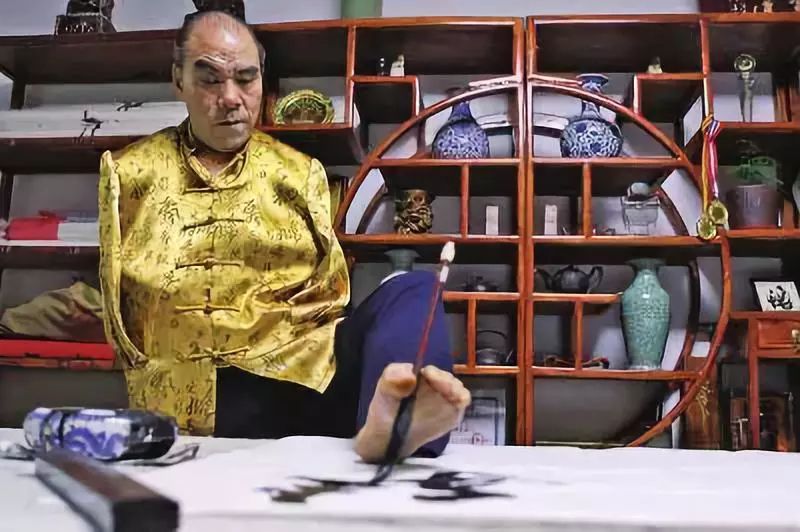 残疾男子脚写书法养家 曾用脚1分钟穿针68次创世界纪录_赵杰